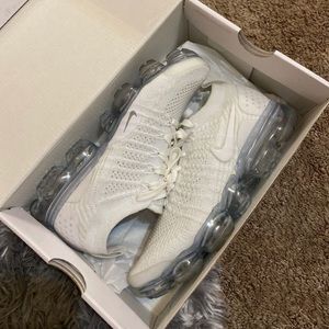 all white vapormaxes flynits